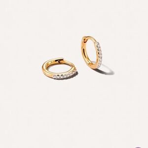 Kendra Scott - Mila 14k Yellow Gold Huggie Earrings in White Diamond